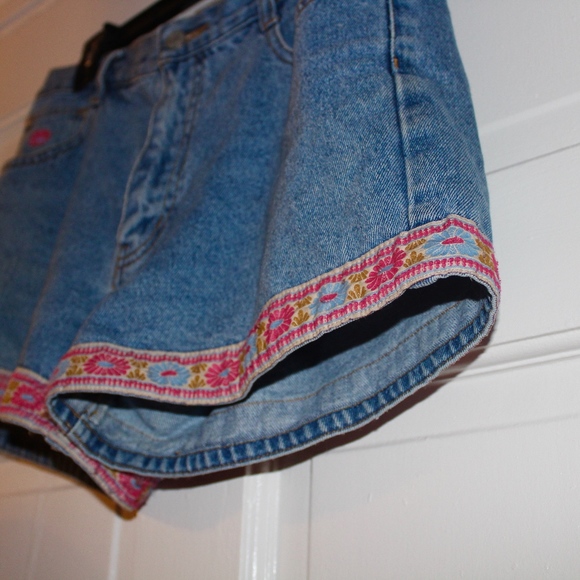 floral embroidered vintage jean shorts - Picture 3 of 5